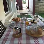 Chez Phil Et Dom Bed & Breakfast 3*