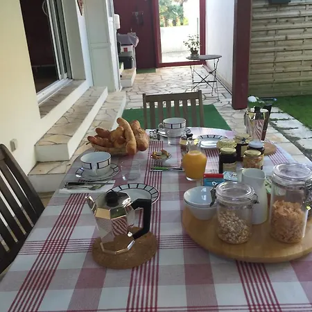 Chez Phil Et Dom Oda ve Kahvaltı 3*
