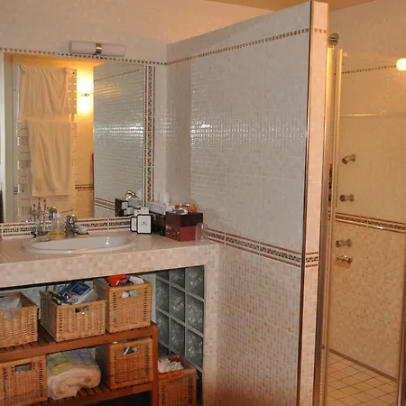 Chez Phil Et Dom Bed & Breakfast 3*